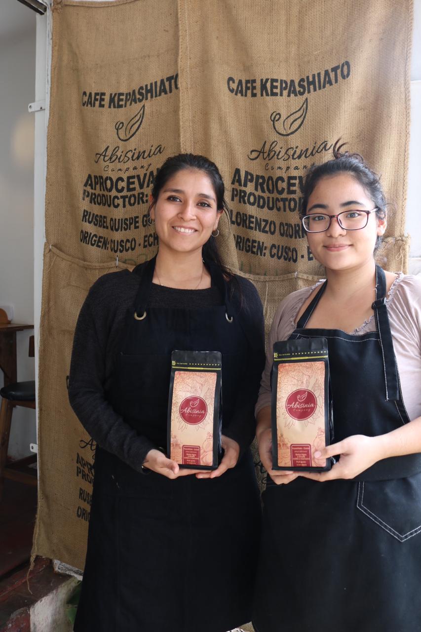 Ariana Medina, ganadora de 'Espressate Mujer', al lado de Hitomi Ontaneda, quien la acompañó en este proceso. (Esther Vargas)
