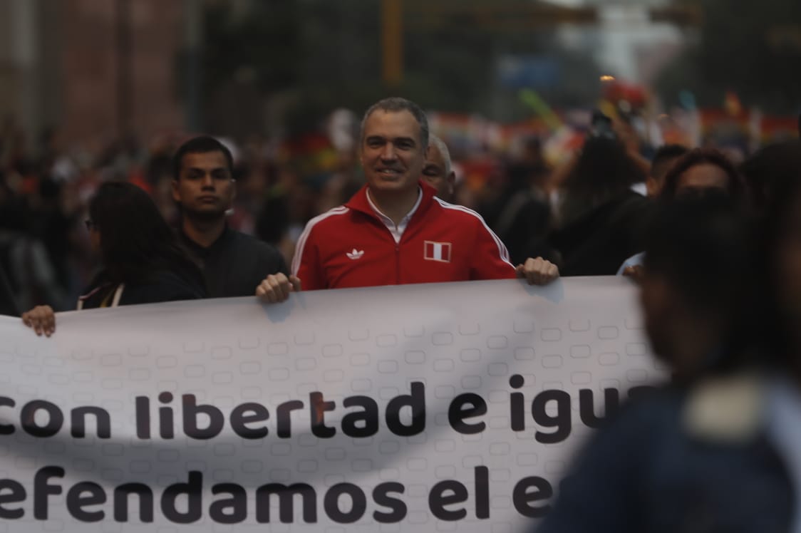 En el cartel que sostenía Salvador del Solar se leía: "Educación con libertad e igualdad para todos y todas. ¡Defendamos el enfoque de género! (Foto: Renzo Salazar)
