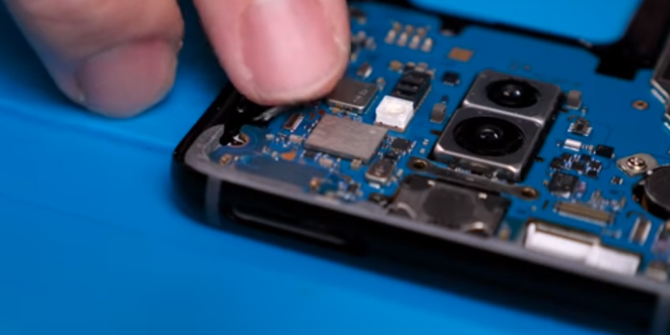 ¿Te animarías a crear un smartphone a lo Frankenstein? Youtuber se lanza al reto y no creerás cómo acabó su celular con Android. (Foto: YouTube)
