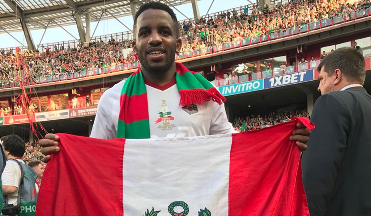 Jefferson Farfán salió campeón seis veces en tres países distintos: cuatro Eredivisie (2005, 2006, 2007, 2008), una Liga Árabe del Golfo (2016) y una Premier League Rusa (2018). Jefferson Farfán salió campeón seis veces en tres países distintos: cuatro Eredivisie (2005, 2006, 2007, 2008), una Liga Árabe del Golfo (2016) y una Premier League Rusa (2018).