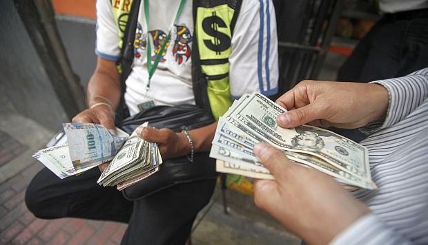Dólar cierra a la baja en la última jornada de esta semana