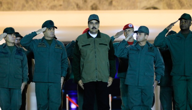 Maduro ordena "máxima alerta" a las tropas en la frontera con Colombia