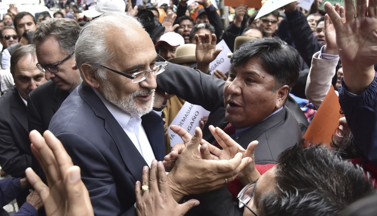 Carlos Mesa, que ya fue elegido como presidente en 2003, vencería en tres regiones de Bolivia. (AFP)