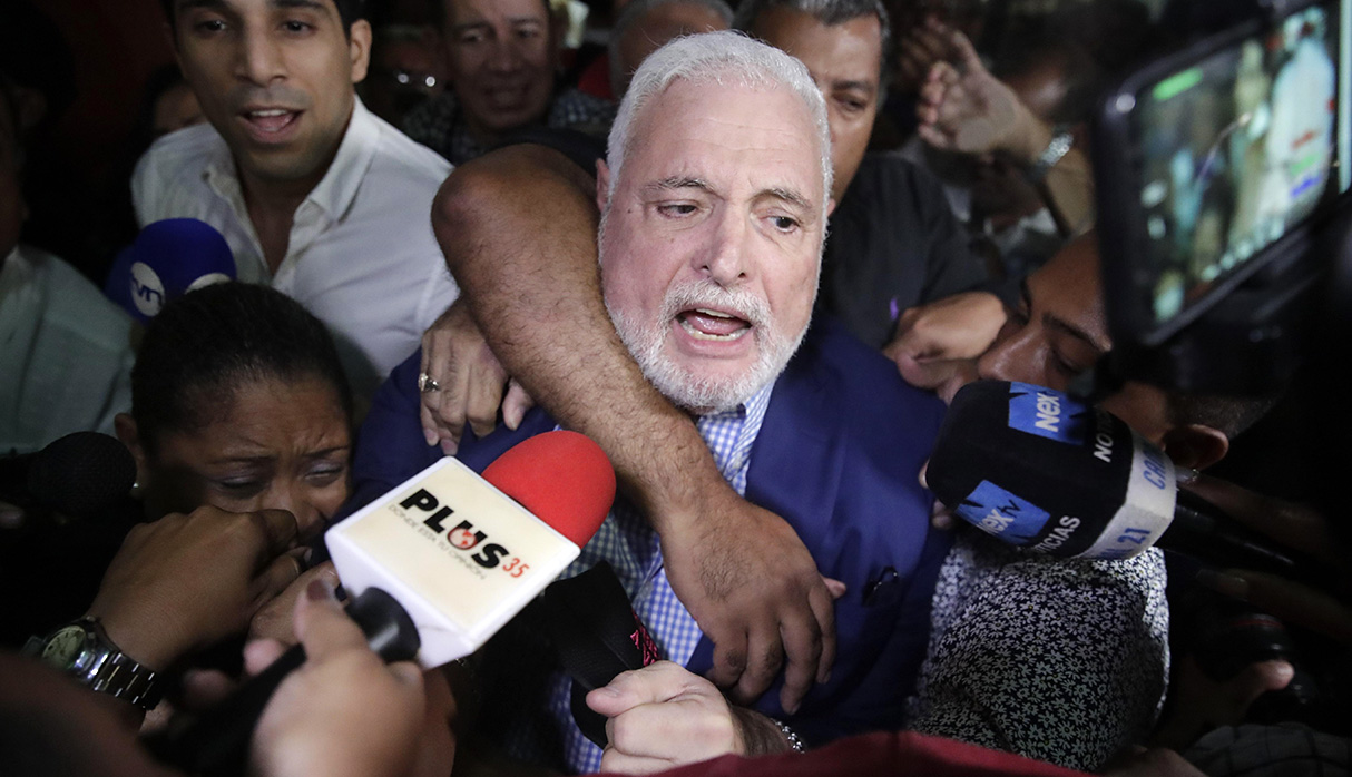Ricardo Martinelli celebra tras quedar en libertad. (Foto: EFE)