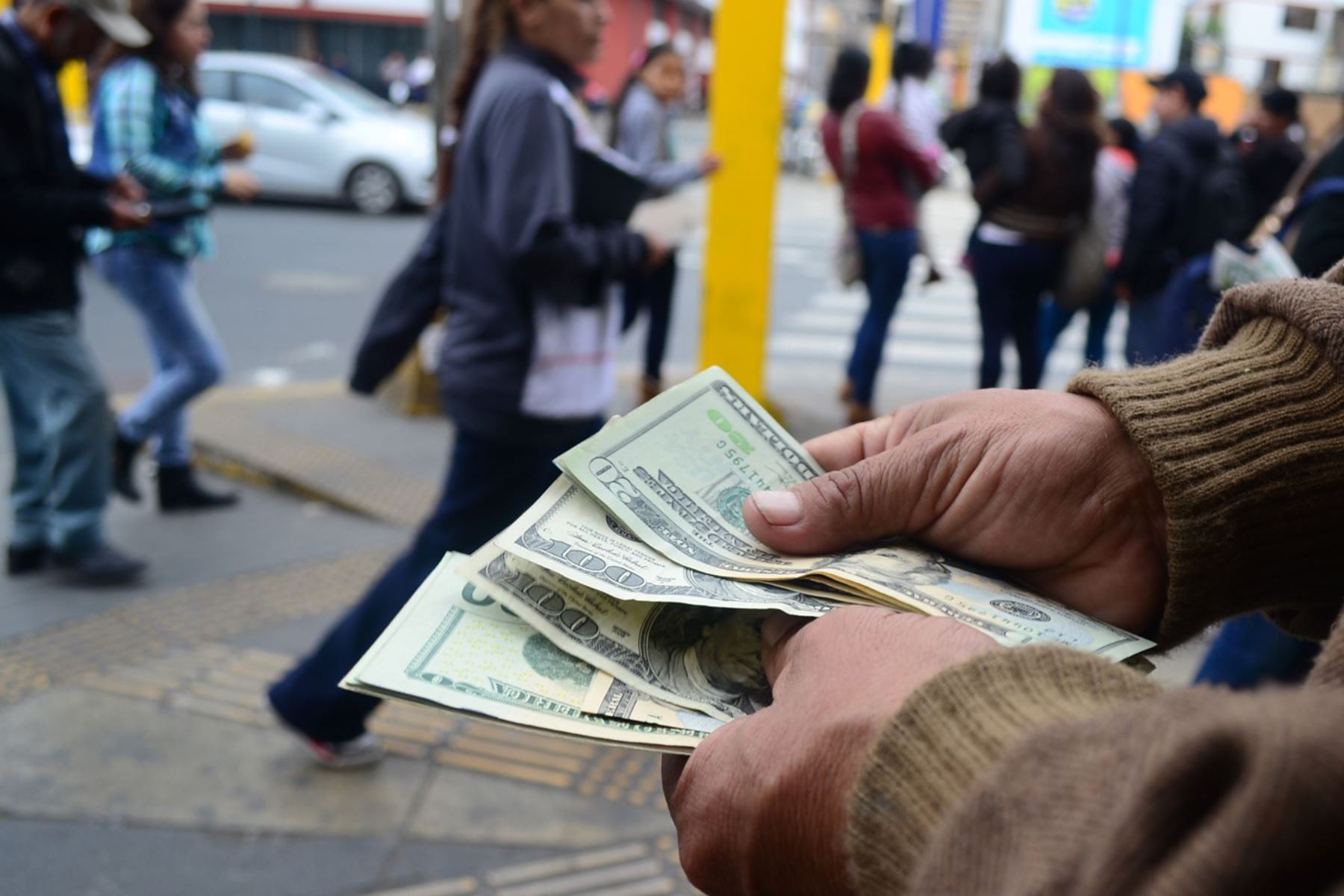Tipo de cambio sube a máximo de tres semanas ante alza global del dólar