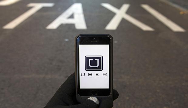 Uber dejará de operar en Barcelona por conflicto con taxistas