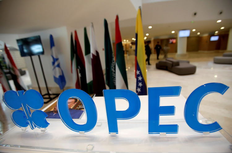 OPEP alcanza acuerdo provisional para reducir oferta de petróleo, espera compromiso ruso