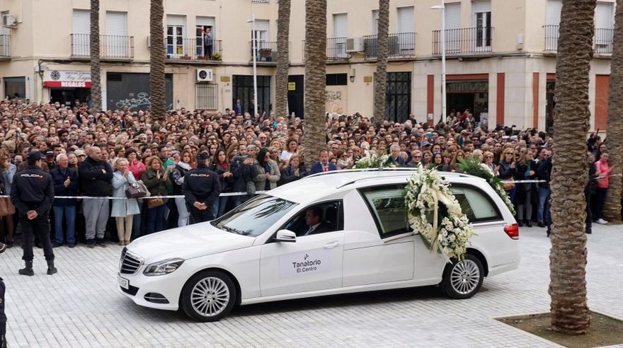 Gabriel Cruz fue despedido entre lágrimas por una multitud en España. | EFE