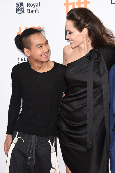 A diferencia de Pitt, Maddox siempre se ha mostrado muy unido a su madre, Angelina Jolie. | Getty