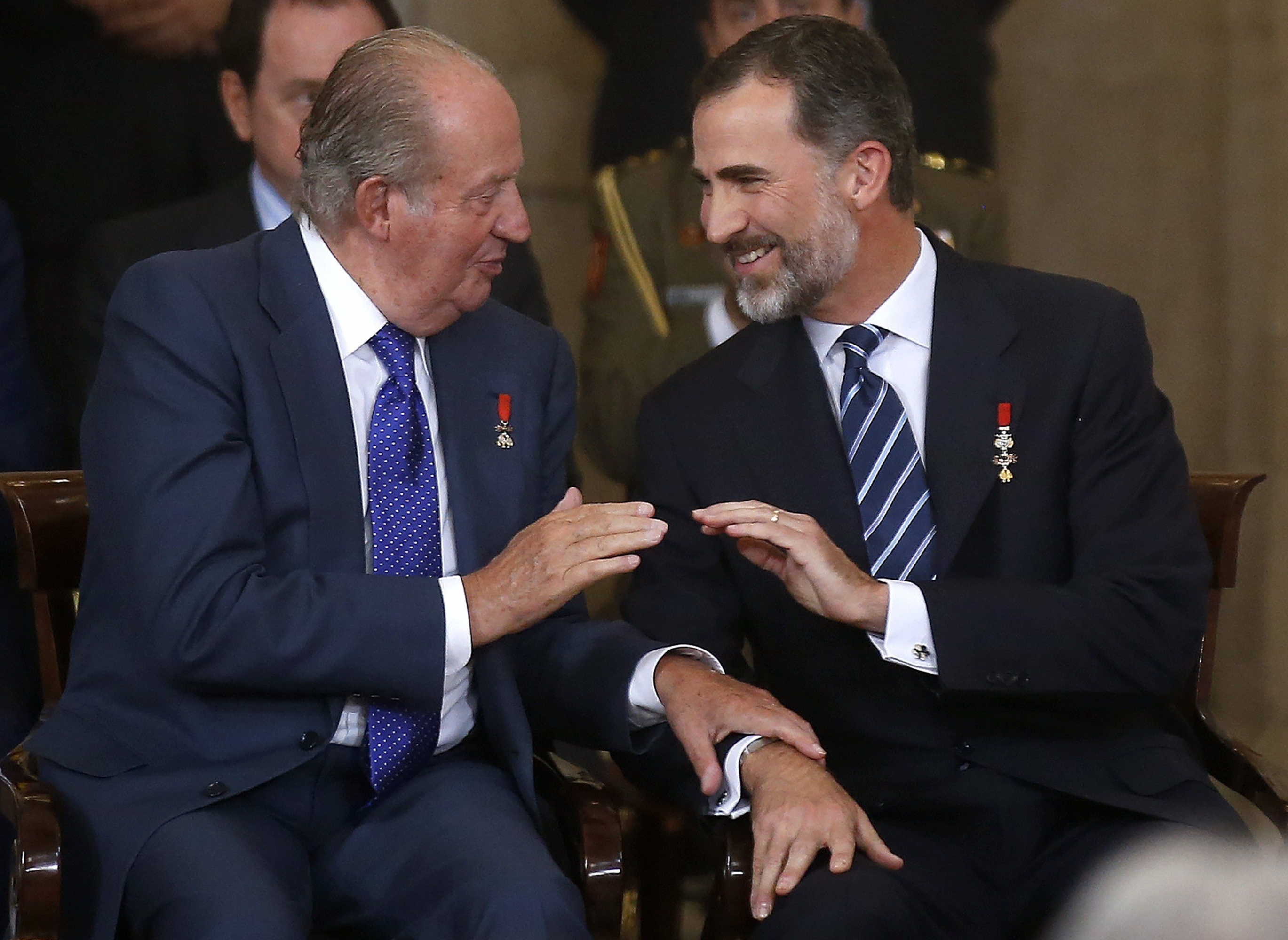 24 de junio de 2015. En la imagen, el rey Felipe VI junto a su padre Juan Carlos. Ambos asistieron a un evento en Madrid. (AFP)
