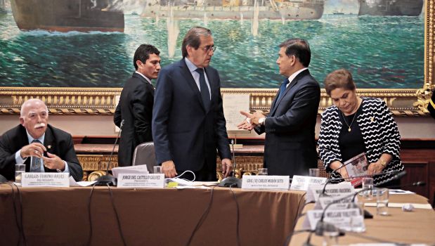 Ministro Morán y agentes de la Diviac participaron en tensa sesión en el Congreso