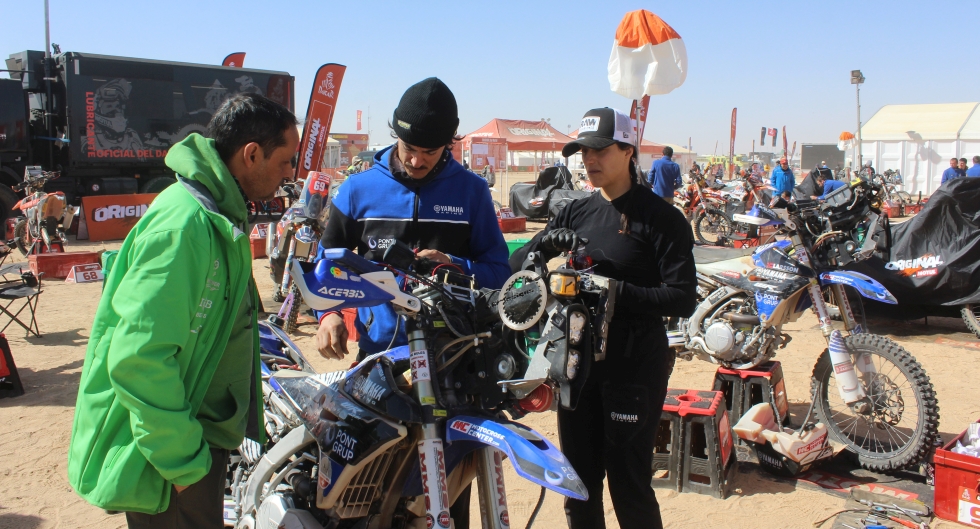 Sara García y Javi Vega trabajando en sus motos. (Foto: Christian Cruz Valdivia, enviado especial de El Comercio)