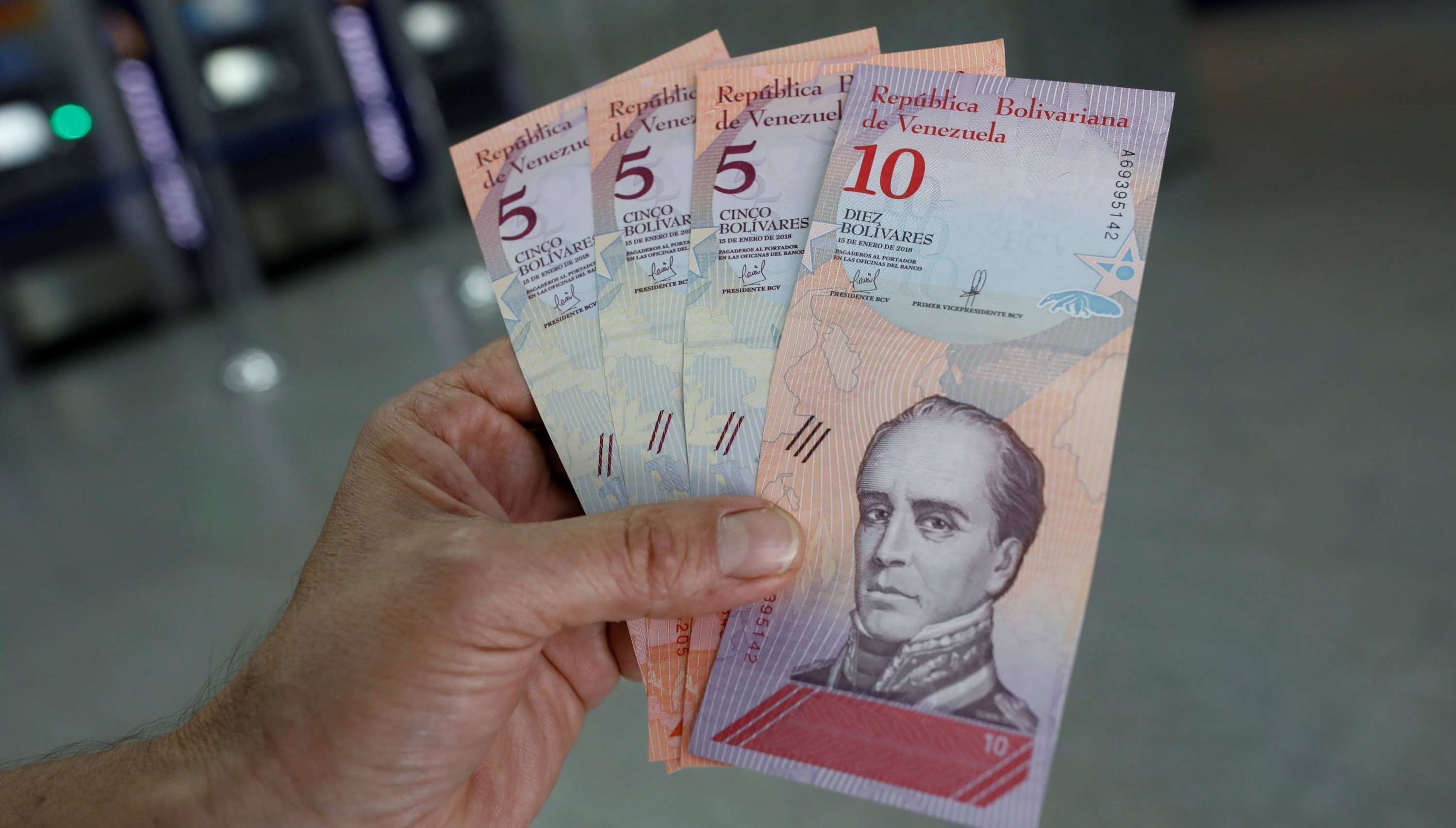Maduro restringe uso de cuentas bancarias venezolanas en otros países
