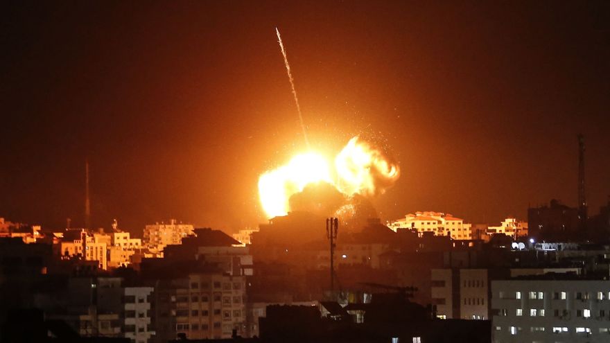 Israel bombardea Gaza en respuesta a proyectil palestino