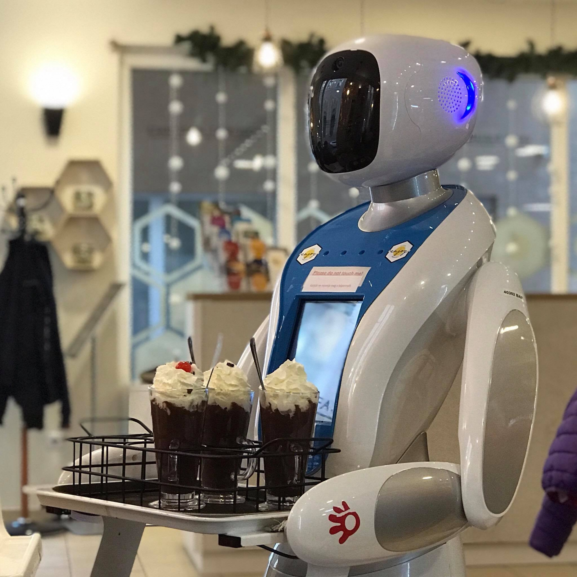 Los robots llevan el café y las comidas a las mesas. (Enjoy Budapest Café)