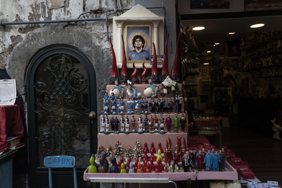 Una de las tantas capillas que hay en Napoli en referencia al Diego. (Foto: Paolo Manzo / El País)