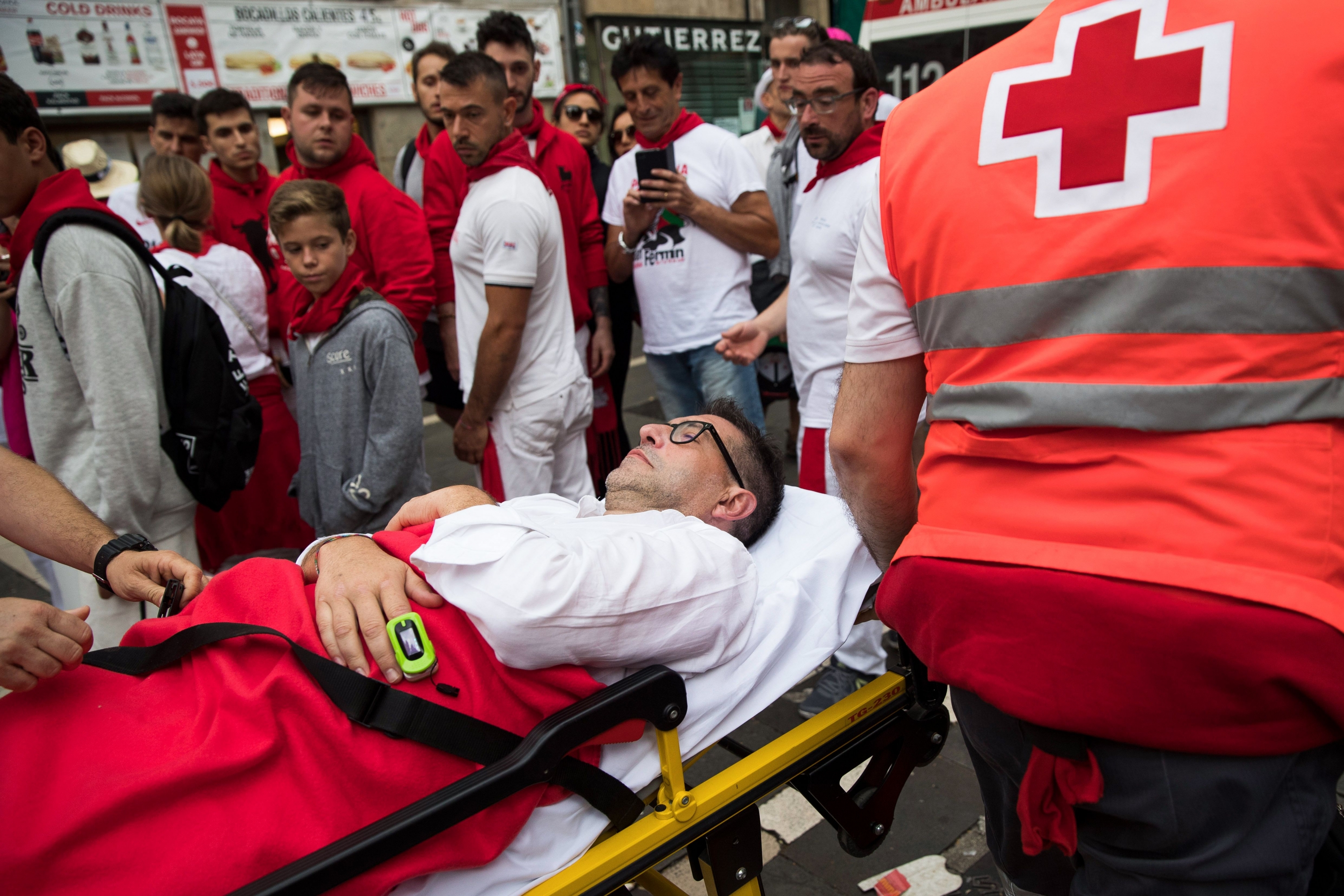 Paramédicos evacuaron a quienes fueron embestidos por los toros en la fiesta de San Fermín. (Foto: AFP)