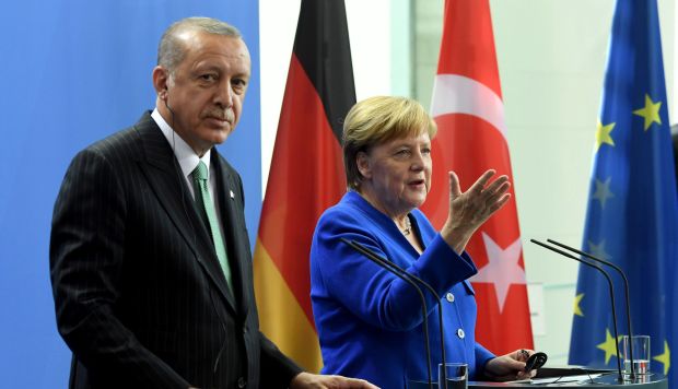 Erdogan y Merkel se reúnen antes de inaugurar una mezquita