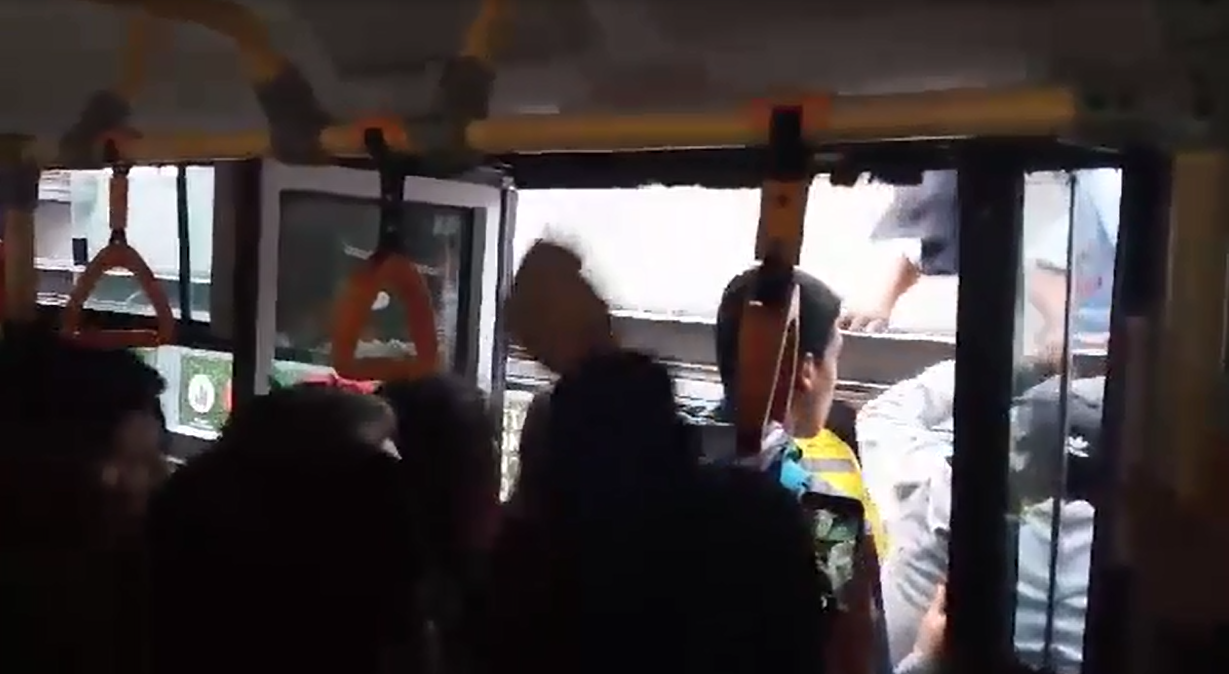Metropolitano: bus se malogra y pasajeros escapan trepando barandas