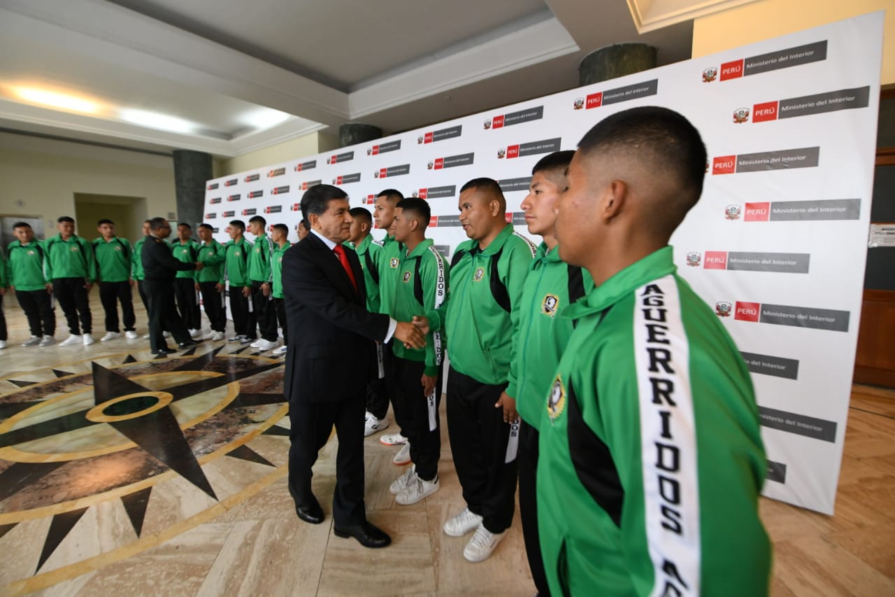 Los alumnos de la Academia Pre Policial Militar “Aguerridos” apoyaron al&nbsp;teniente Mario Socualaya a intervenir a dos ladrones en San Juan de Lurigancho. (Foto: @MininterPeru)