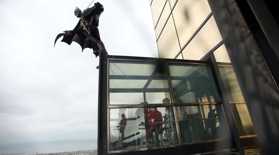 Batman y Gatúbela escalan un edificio para la caridad [FOTOS] | INSOLITO |  EL COMERCIO PERÚ