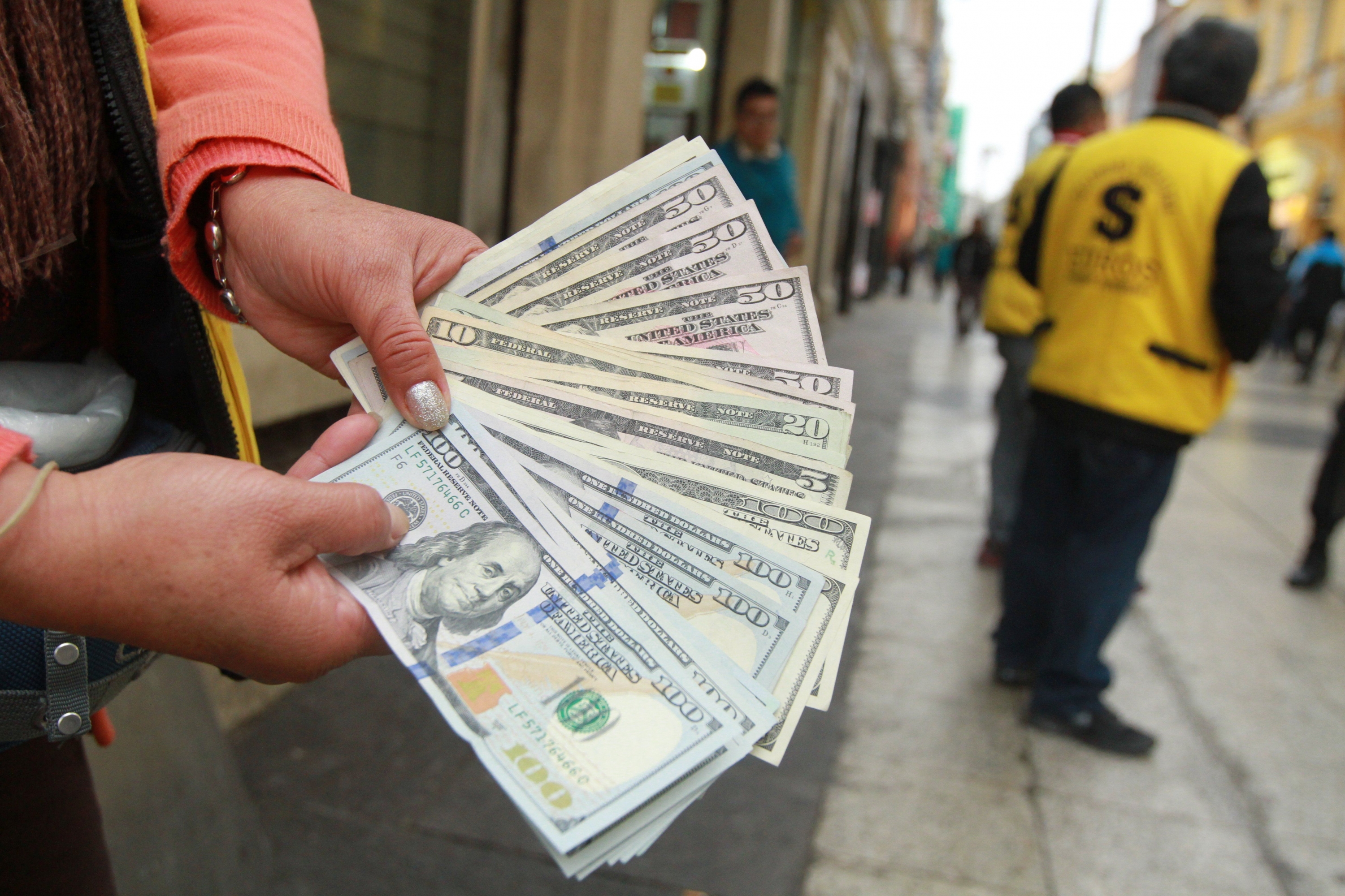 Tipo de cambio cierra la semana con leve baja ante caída global del dólar