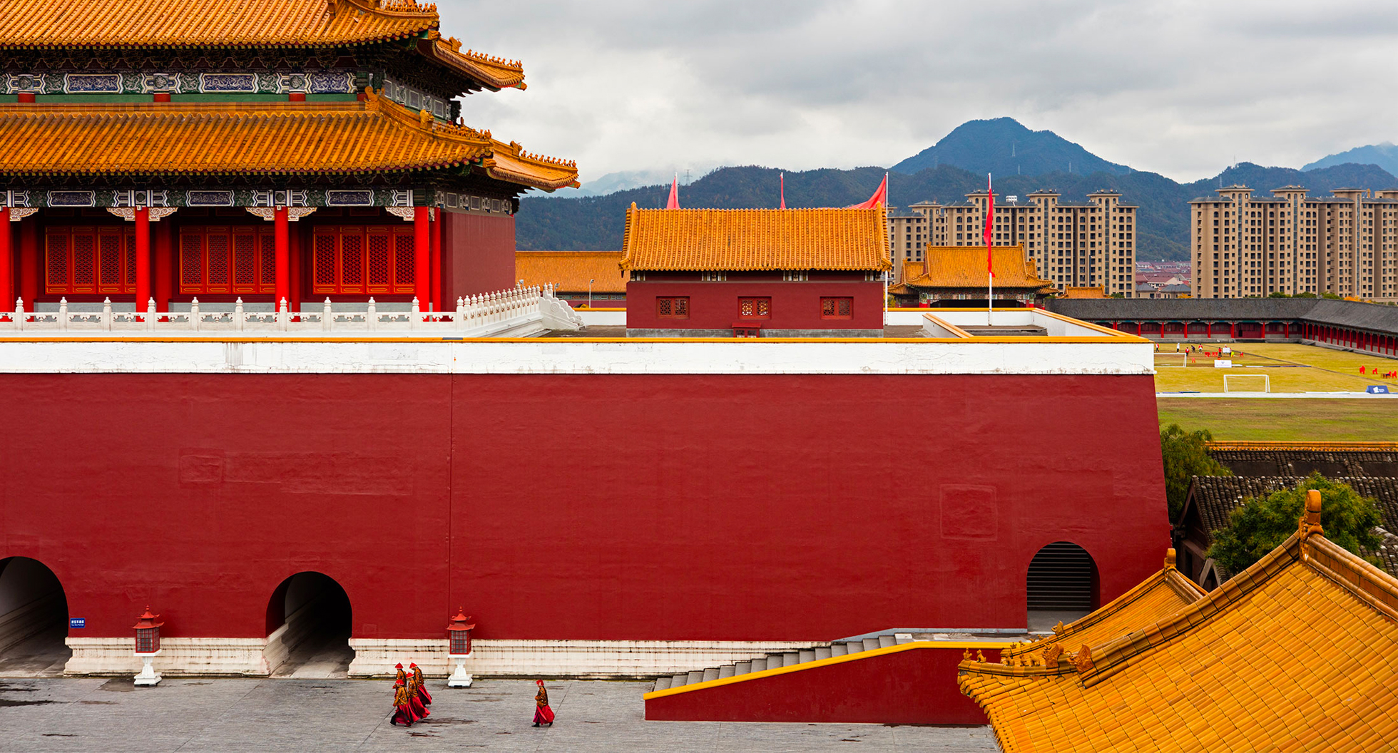 FOTO 1 | Una reconstrucción de la puerta meridiana de la Ciudad Prohibida. Construido como parte de los estudios Hengdian World en la ciudad de Dongyang, Jinhua, provincia de Zhejiang, este estudio cinematográfico es el más grande del mundo. Fotógrafo: Mark Parascandola