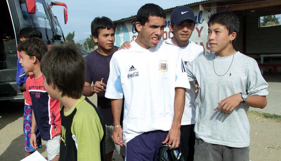 Carlos Tevez creció en Fuerte Apache en medio de un ambiente cargado de tiroteos, violencia y drogas. (Foto: AFP)