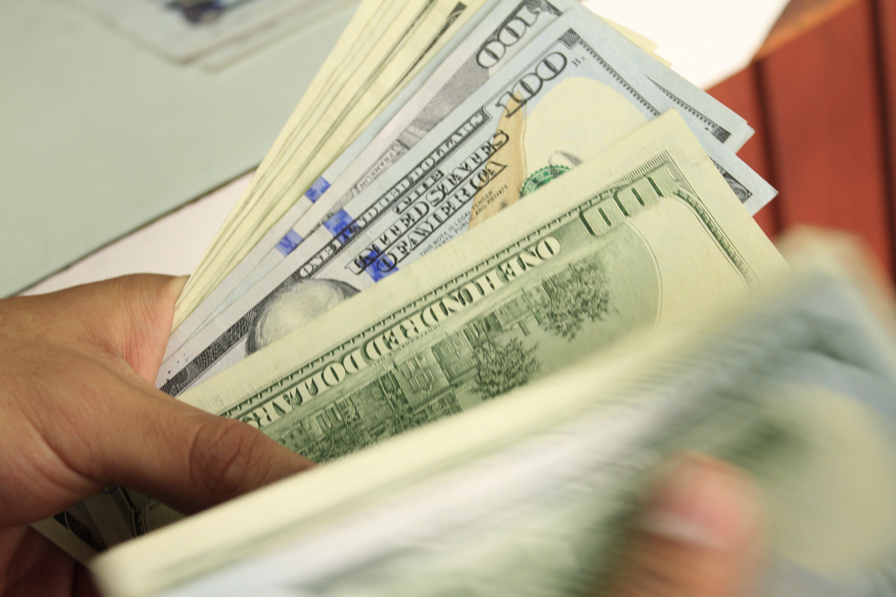 Dólar en Argentina: Tipo de cambio finaliza con pérdidas tras caída global del dólar