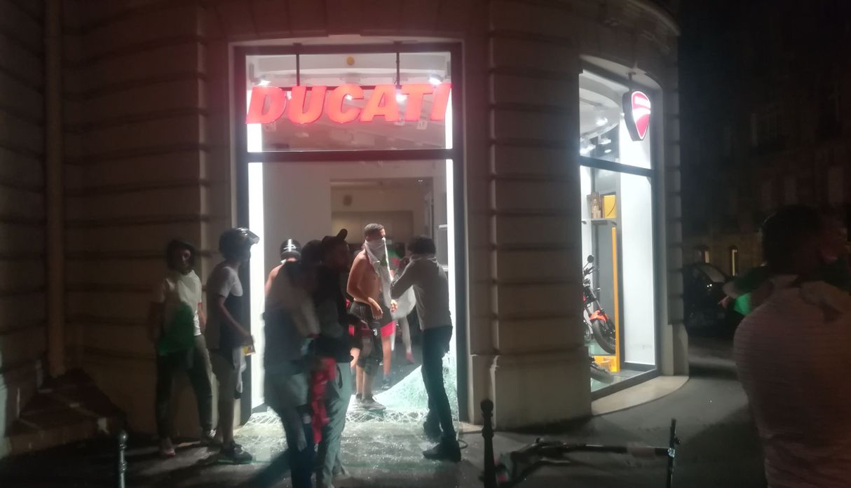 Comercios resultaron afectados por los incidentes en París. (Foto: AFP)