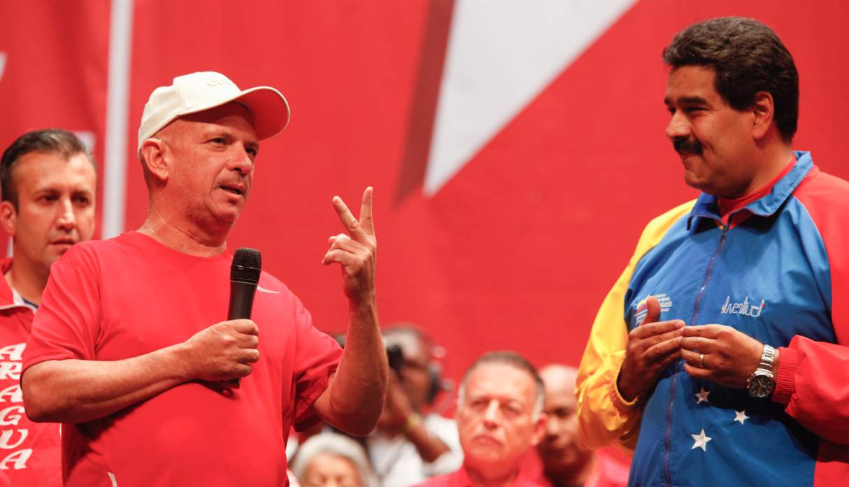 El militar retirado Hugo Carvajal dijo además que la reagrupación de las FARC debe preocupar también a Venezuela. En la foto, Carvajal junto a Nicolás Maduro en Caracas, en julio de 2014. (Foto: AFP)