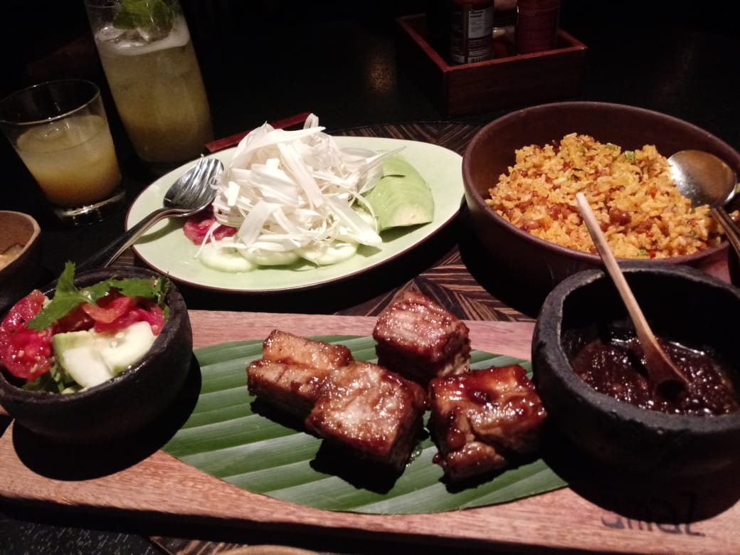 Platos de fondo. Costillas de cerdo ahumadas, arroz con chorizo y ucayalino, y ensalada loretana.