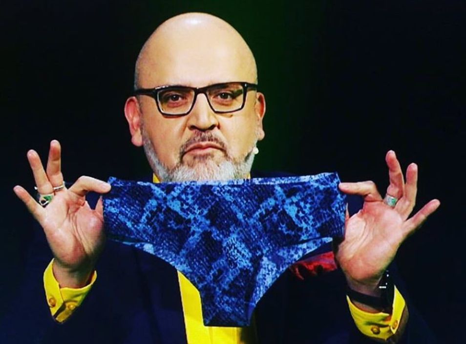 Beto Ortiz muestra la presunta prenda íntima de Chabelita. (Foto: Instagram Beto Ortiz)