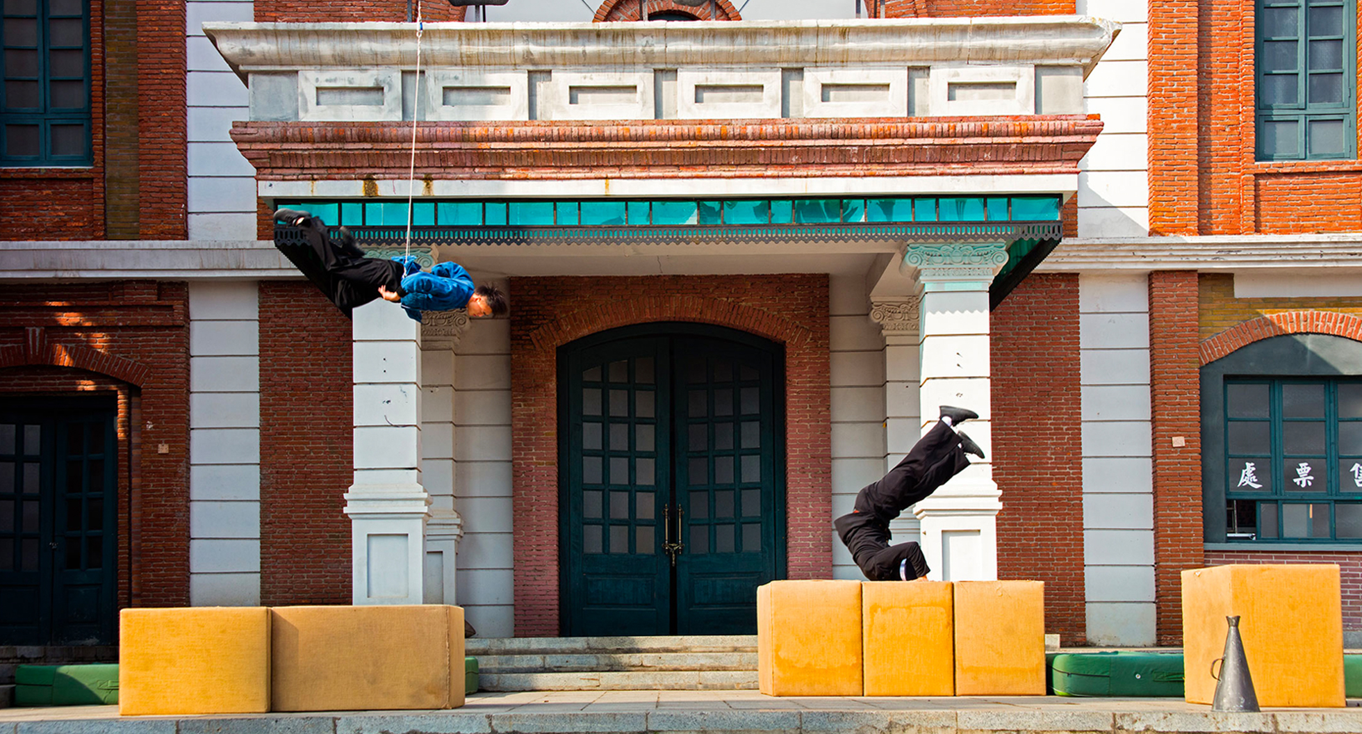 FOTO 6 | Un espectáculo de acrobacias. Extras se presentan dentro de la ciudad de cine y televisión de Huzhou, en la costa sur del lago Tai, a unas dos horas en automóvil de Shanghái. Fotógrafo: Mark Parascandola