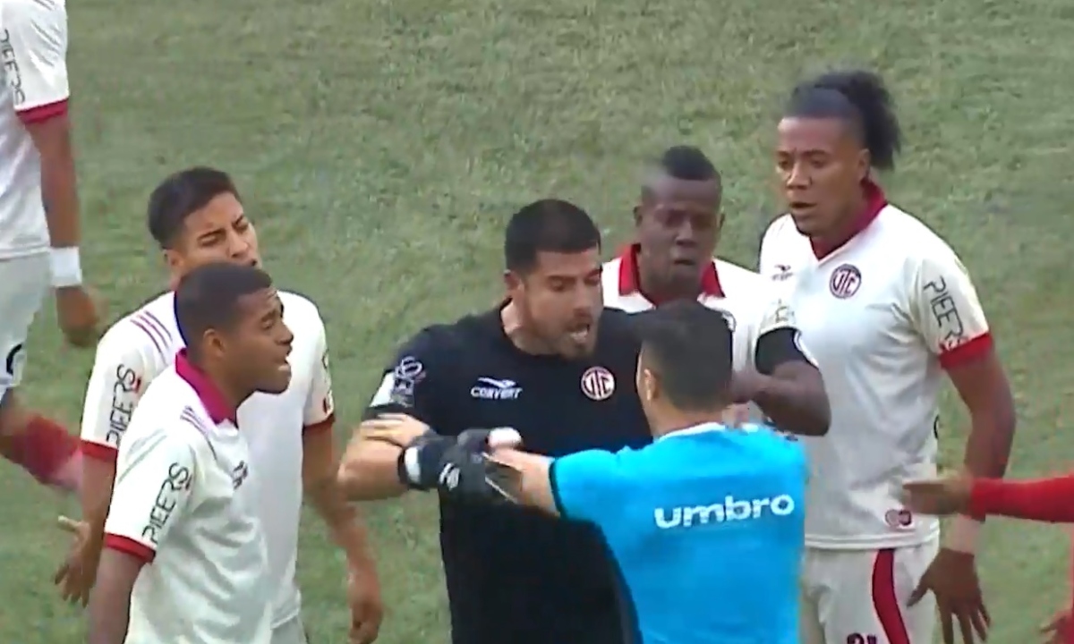 Universitario vs. UTC EN VIVO: Erick Delgado se volvió ‘loco’ y agarró al árbitro en medio del reclamo | VIDEO - El Bocón