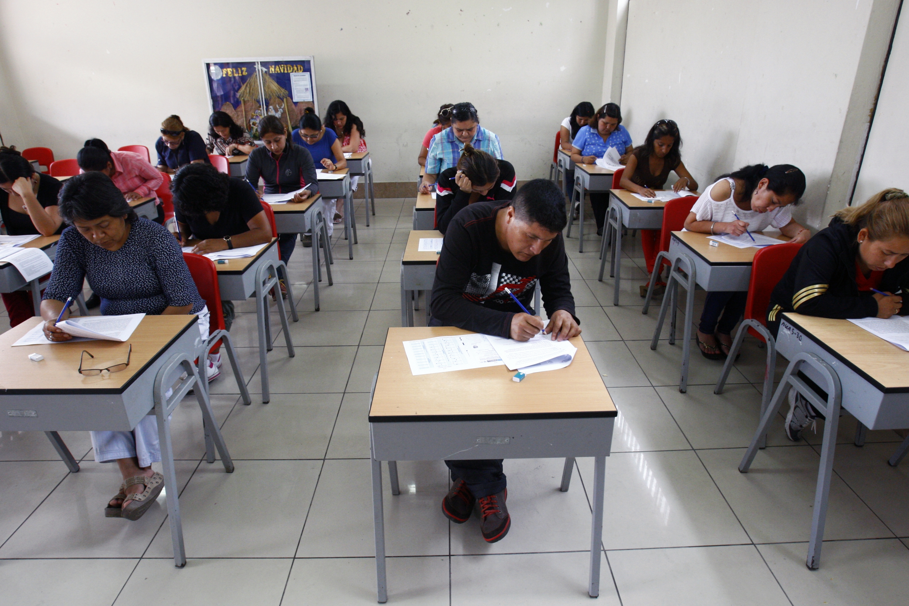 Minedu cuestiona proyecto de ley que propone reponer a maestros sin título