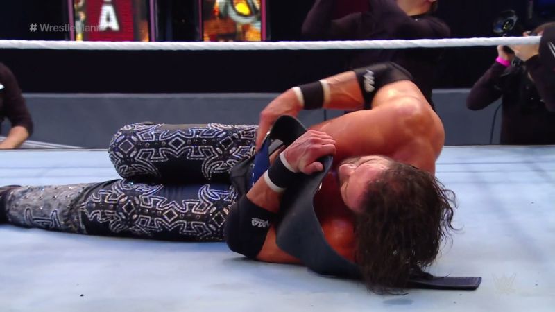 John Morrison derrotó a Kofi Kingston y Jimmy Uso y retuvo los títulos en pareja de SmackDown. (WWE)