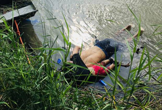 Vista de los cuerpos del migrante salvadoreño Oscar Martínez Ramírez y su hija, quienes se ahogaron mientras intentaban cruzar el Río Bravo. (Foto: AFP)