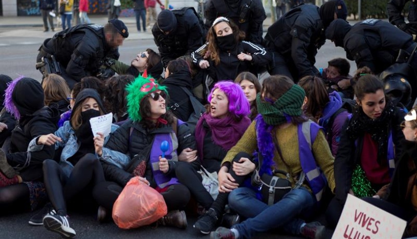 Cortes de tren y problemas de tráfico durante huelga feminista en Barcelona | VIDEOS