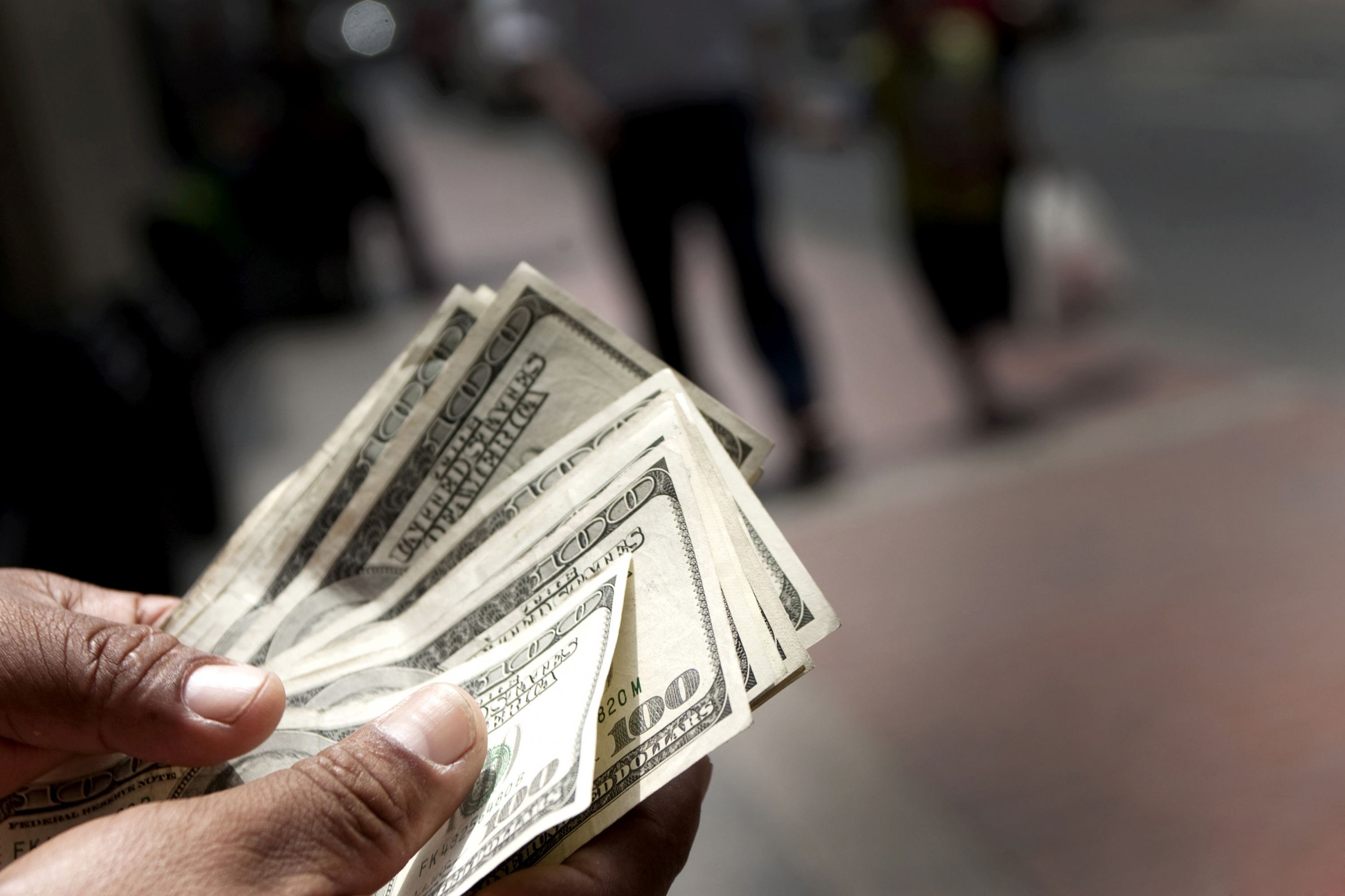 Tipo de cambio cae por sexta sesión consecutiva ante baja global del dólar