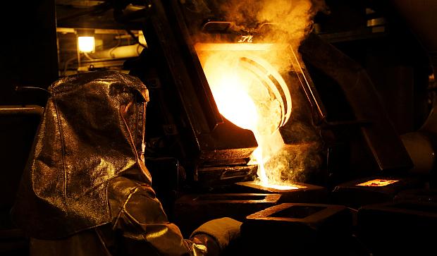 Oro cae en la sesión pero se mantiene cerca de máximo de dos semanas