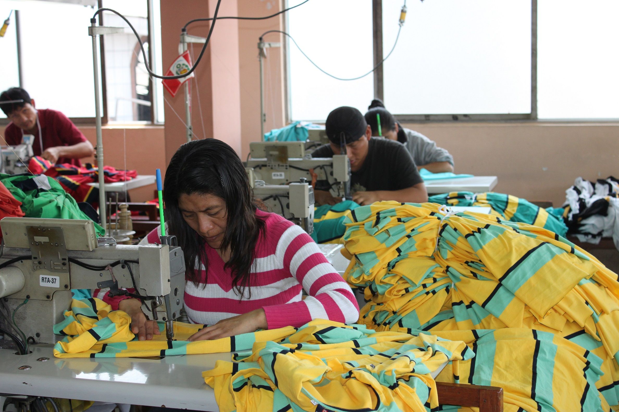 INEI: La mayoría de los pobres en el Perú trabaja en micro o en pequeñas empresas
