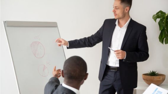 El mentor ayuda a establecer metas claras a las personas que buscan su ayuda. (Foto: Freepik)