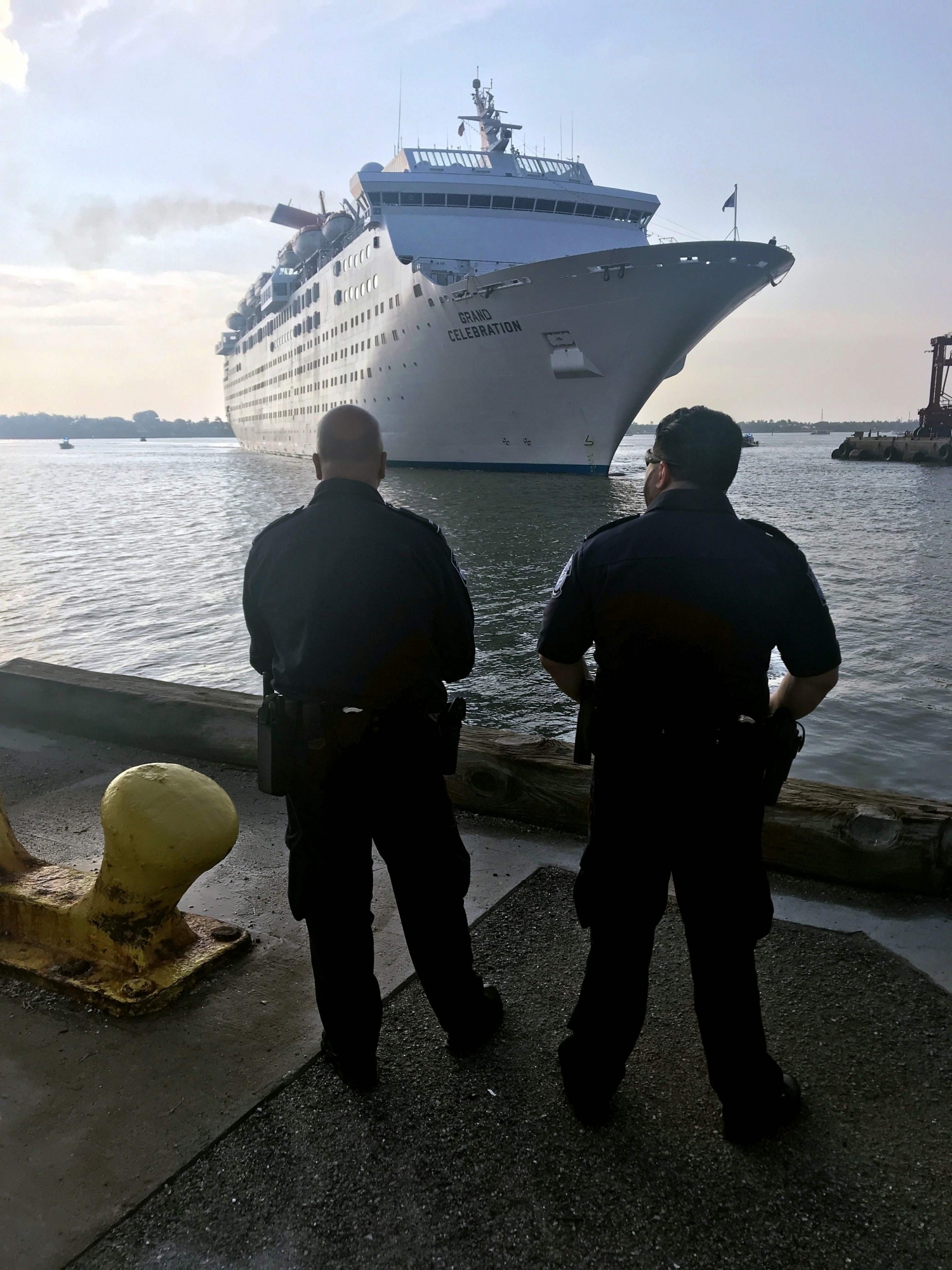 En esta imagen cortesía de US Customs and Border Protection (USCBP), el barco "Grand Celebration" llega al puerto de Palm Beach. (Foto: AFP)