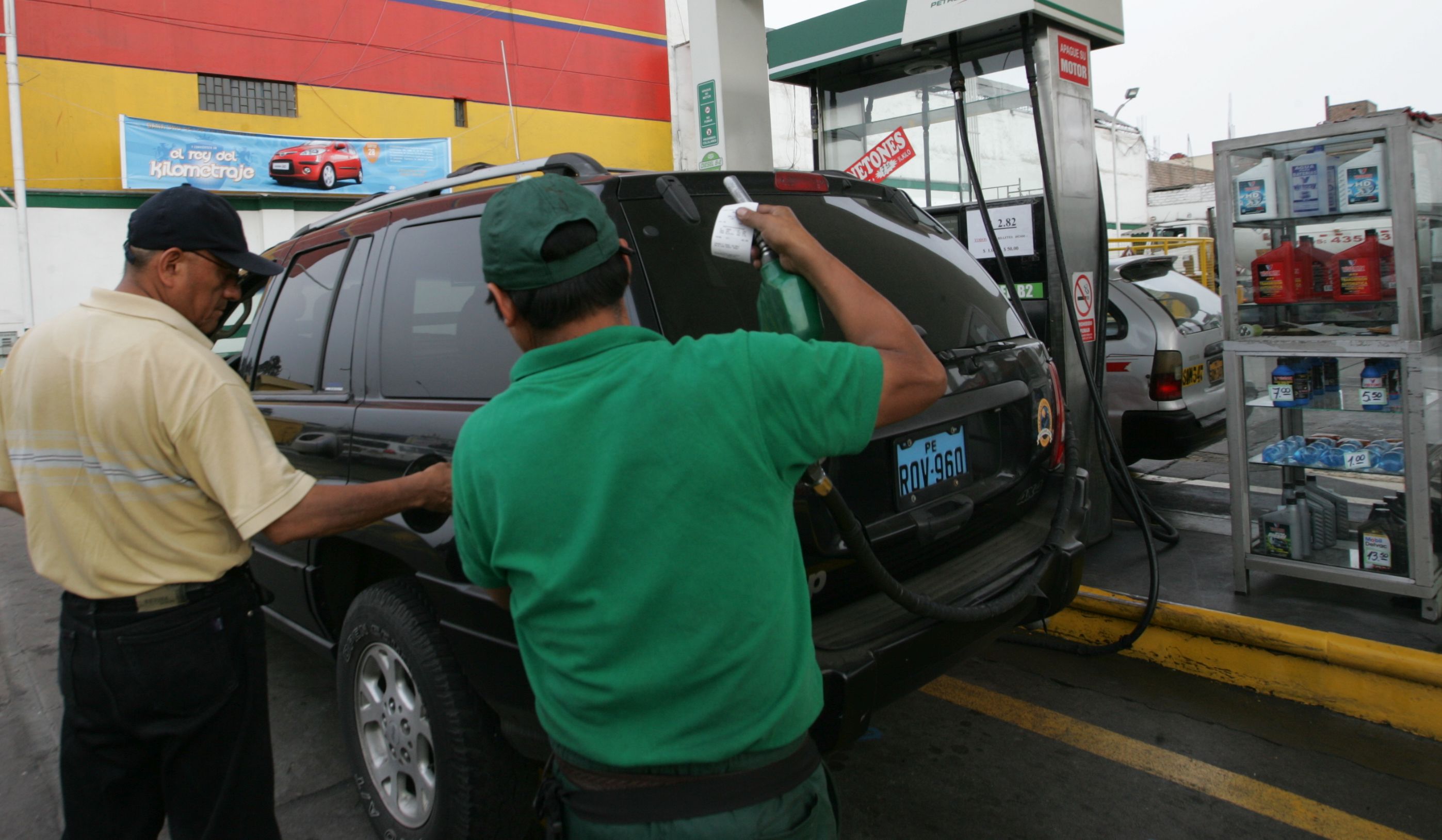 Petroperú y Repsol subieron precios de combustibles hasta en 2.1% por galón