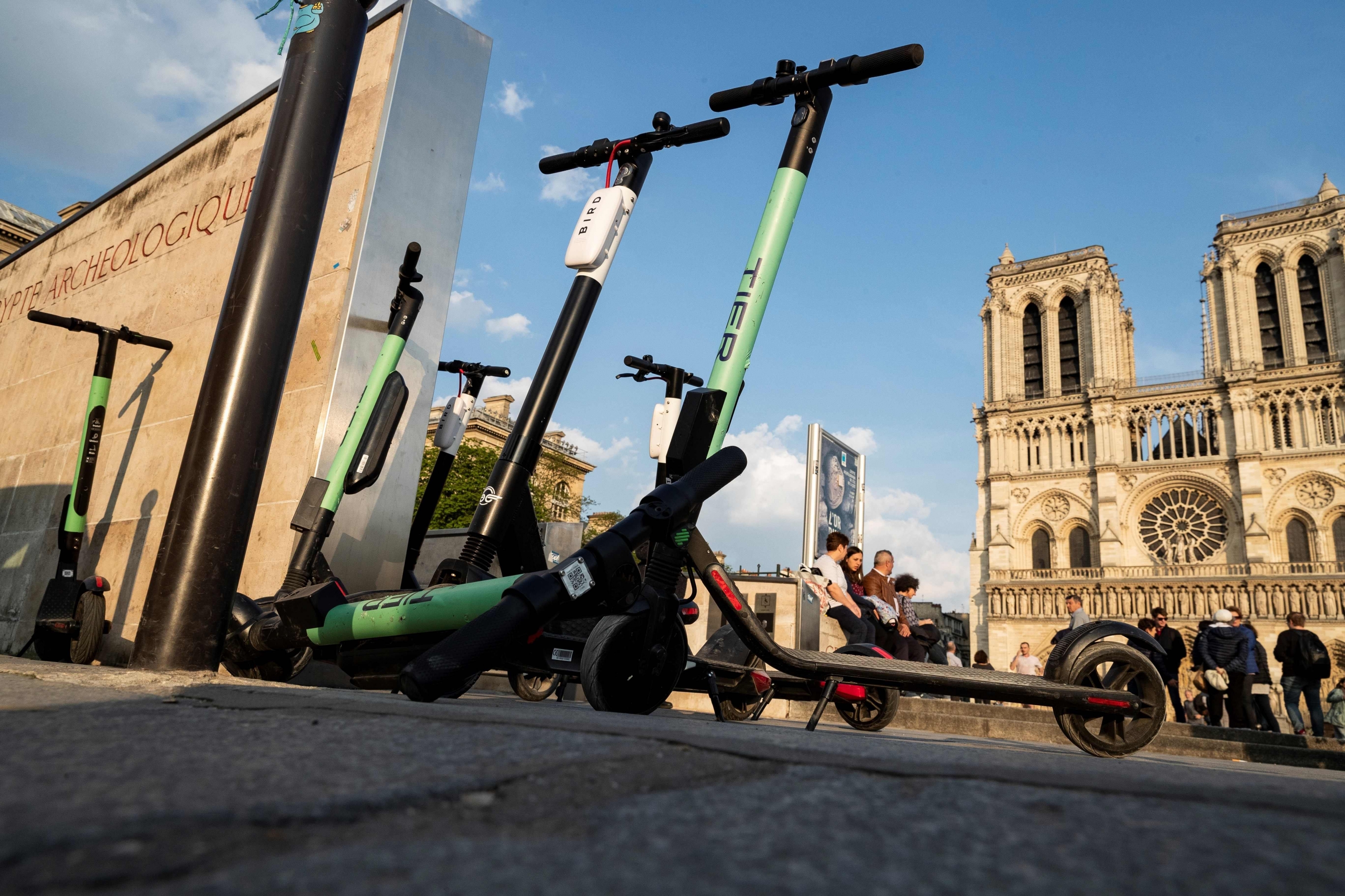París multará a gente que utilice patinetas eléctricas en las aceras