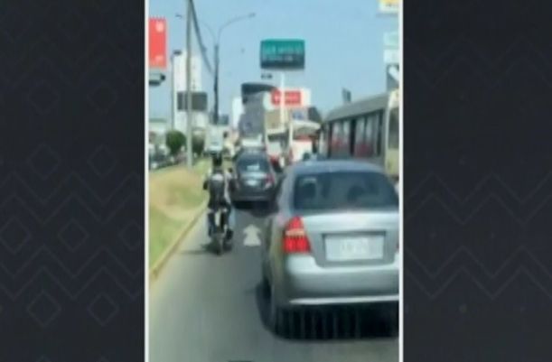 Motociclista despeja Av. La Marina para ayudar a bomberos que atendían emergencia