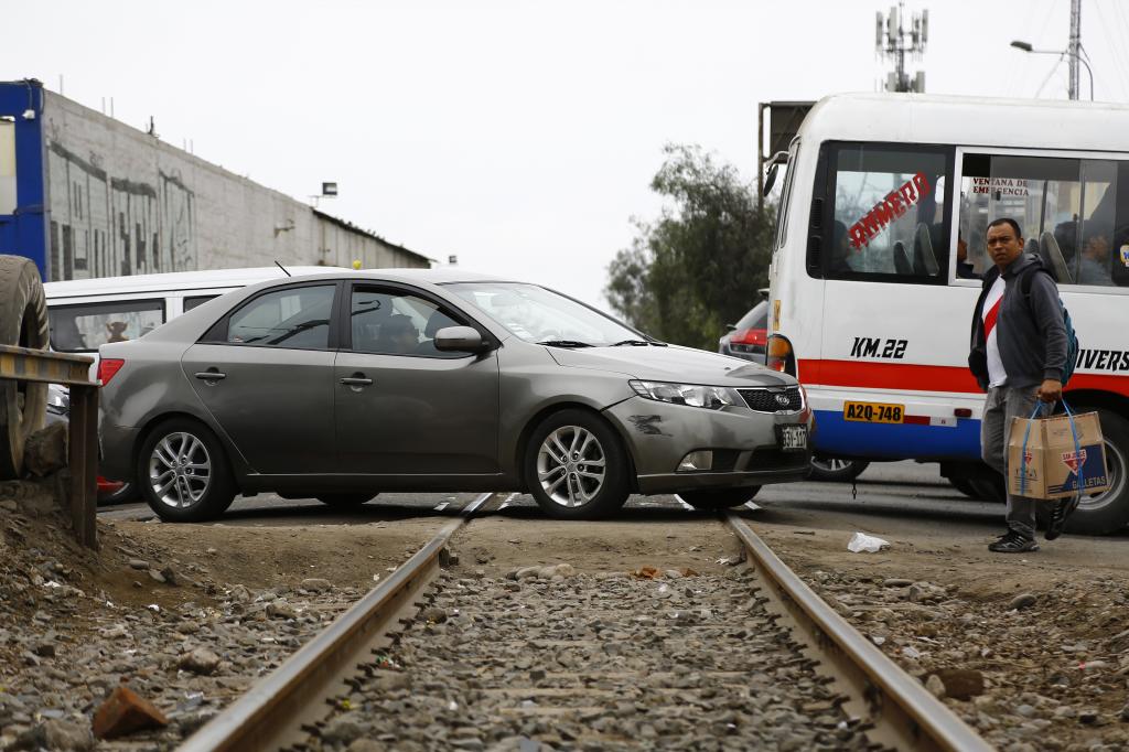 rieles del tren y señalizaciones en morales duares //hugo curotto 78148