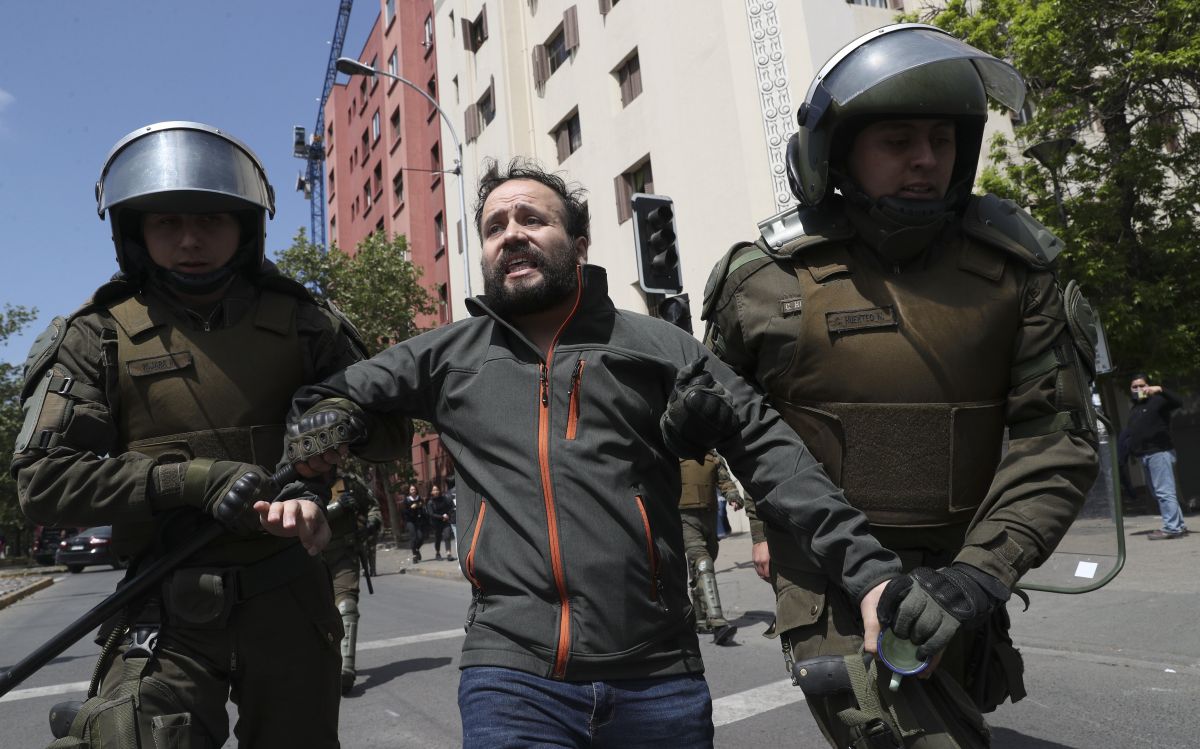 Chile decreta nuevo toque de queda en Santiago tras jornada de saqueos e incendios