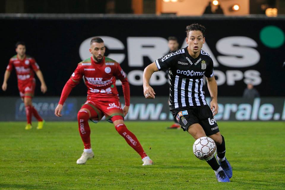 Cristian Benavente le regaló al Sporting Charleroi este golazo por Navidad | VIDEO